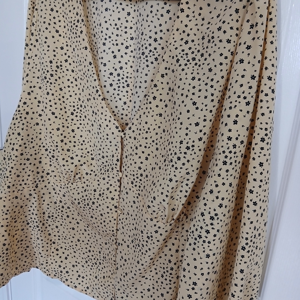 Levis Plus-sized Yellow Blouse With Black Flowers Button Front Babydoll  Cottage - Picture 3 of 9